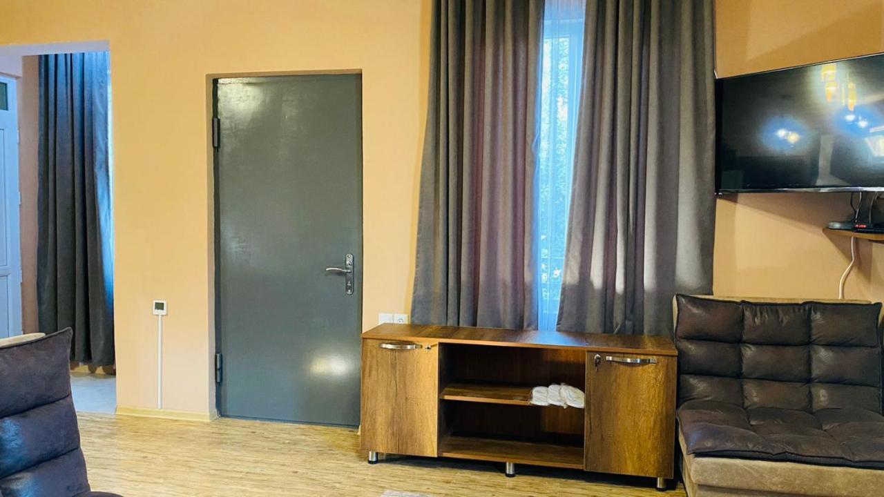 Lela Guest House Местия Экстерьер фото
